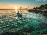 Angler bei Sonnenuntergang am Meer auf Bornholm, perfekt für Angeln auf Bornholm