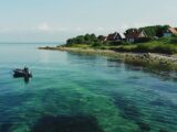 Angler bei Sonnenuntergang am Ufer von Langeland, perfekter Ort für Angeln auf Langeland